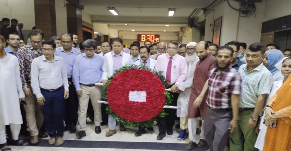 বঙ্গবন্ধুর ম্যুরাল ও প্রতিকৃতিতে বিএসএমএমইউর শ্রদ্ধা