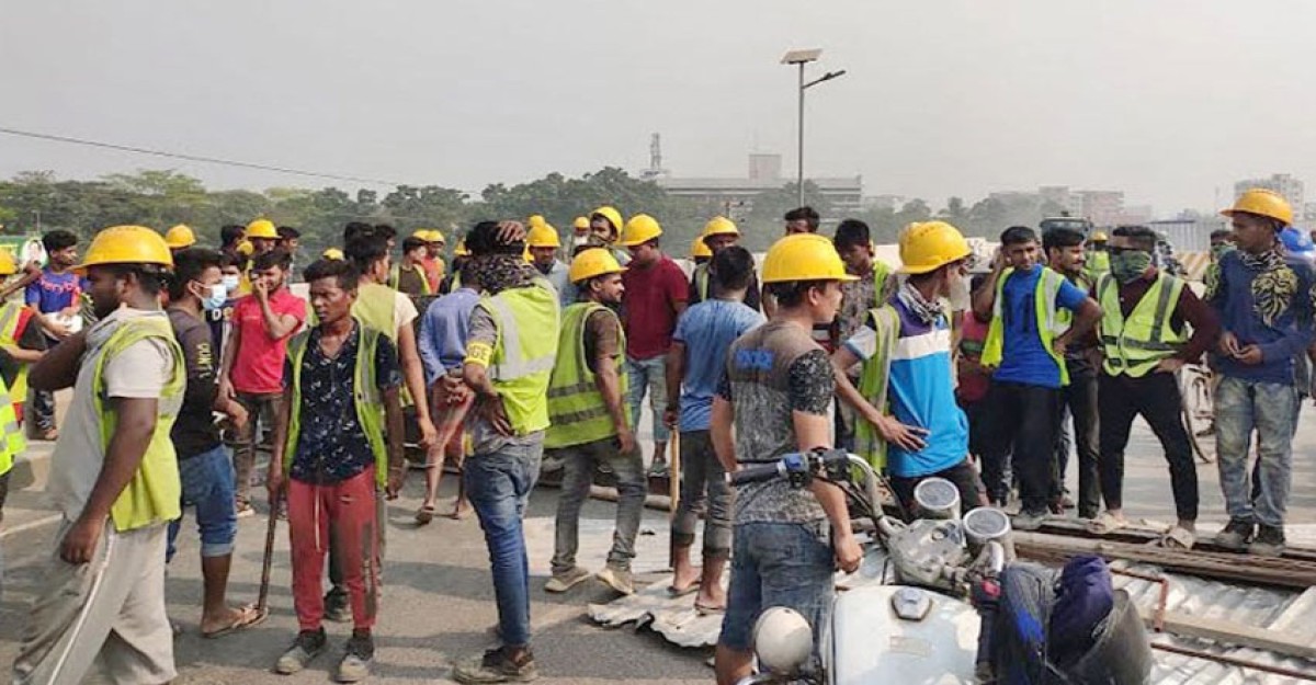বকেয়া বেতনের দাবিতে টঙ্গীতে সড়ক অবরোধ
