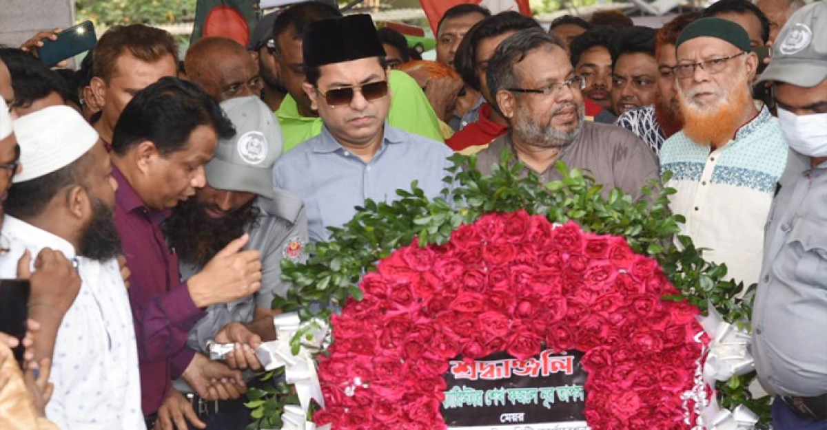বঙ্গবন্ধুর প্রতিকৃতিতে ডিএসসিসির মেয়র তাপসের শ্রদ্ধা