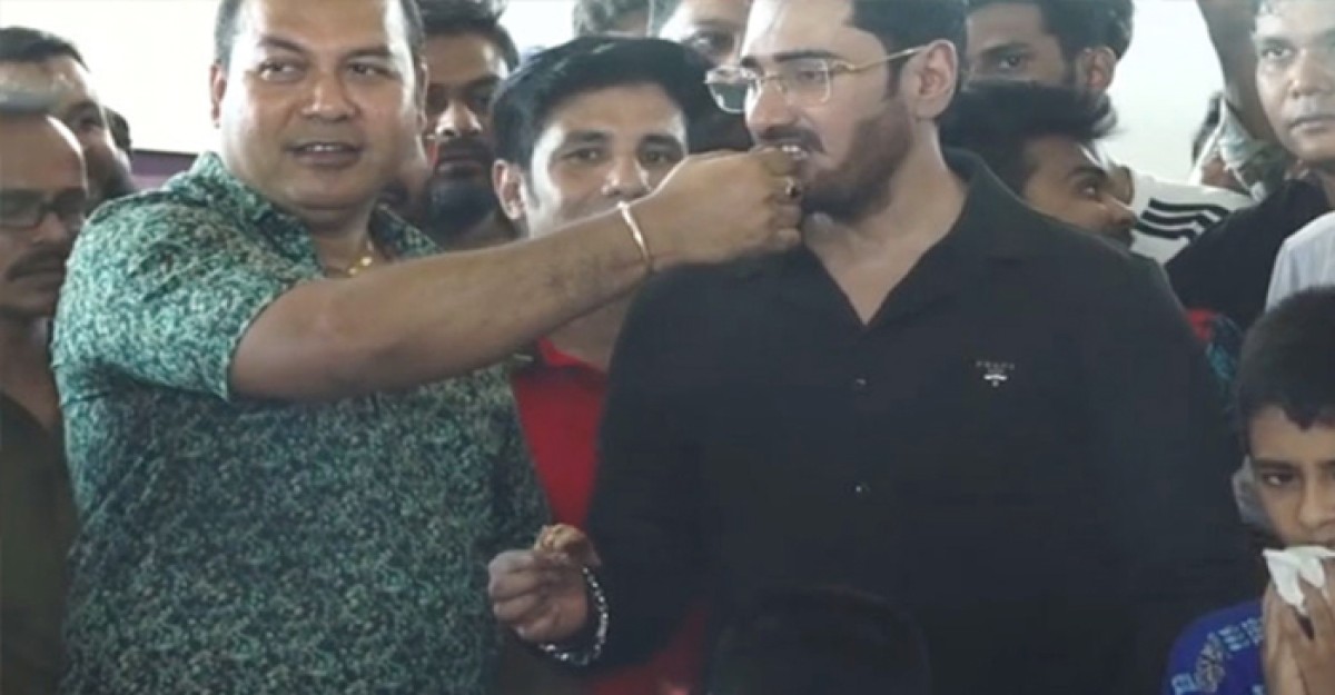 জন্মদিনের কেক খেয়ে অনন্ত বললেন, আমি তো রোজা!