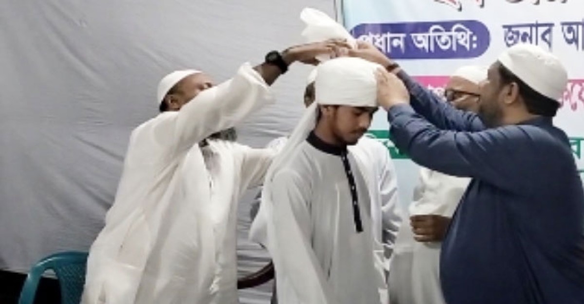 ধামরাইয়ে হাফেজ ছাত্রদের পাগড়ী প্রদান ও দোয়া মাহফিল