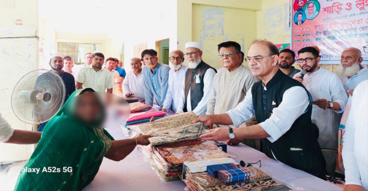 ফারুক খান এমপির ঈদ উপহার বিতরণ