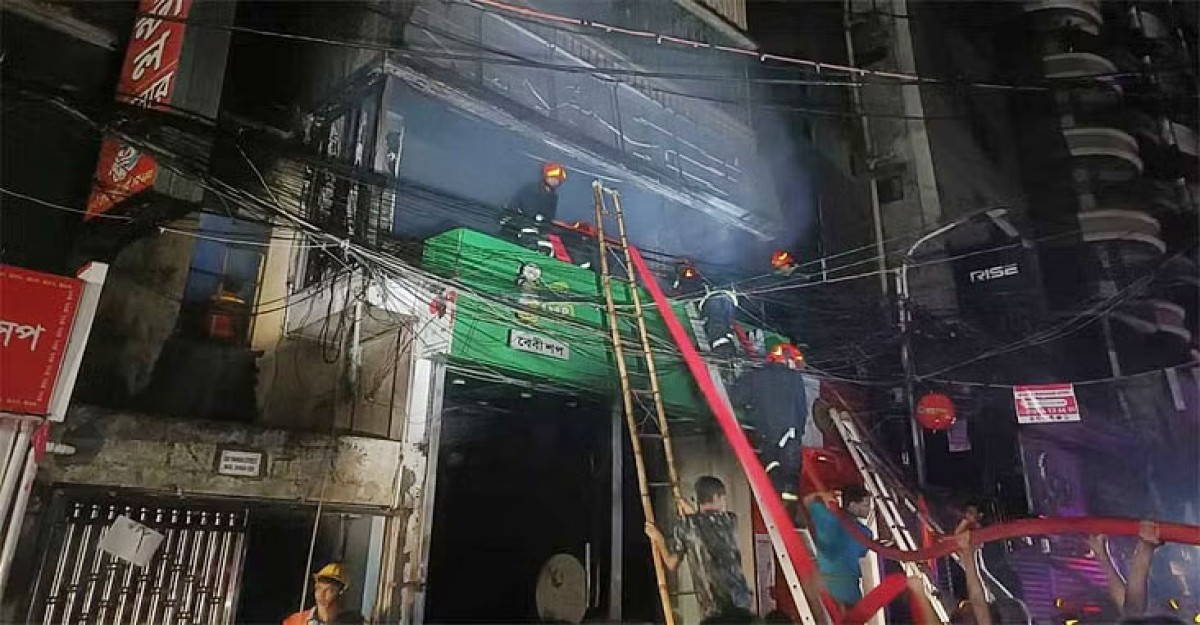 ওয়ারীতে মধ্যরাতে ভবনে আগুন