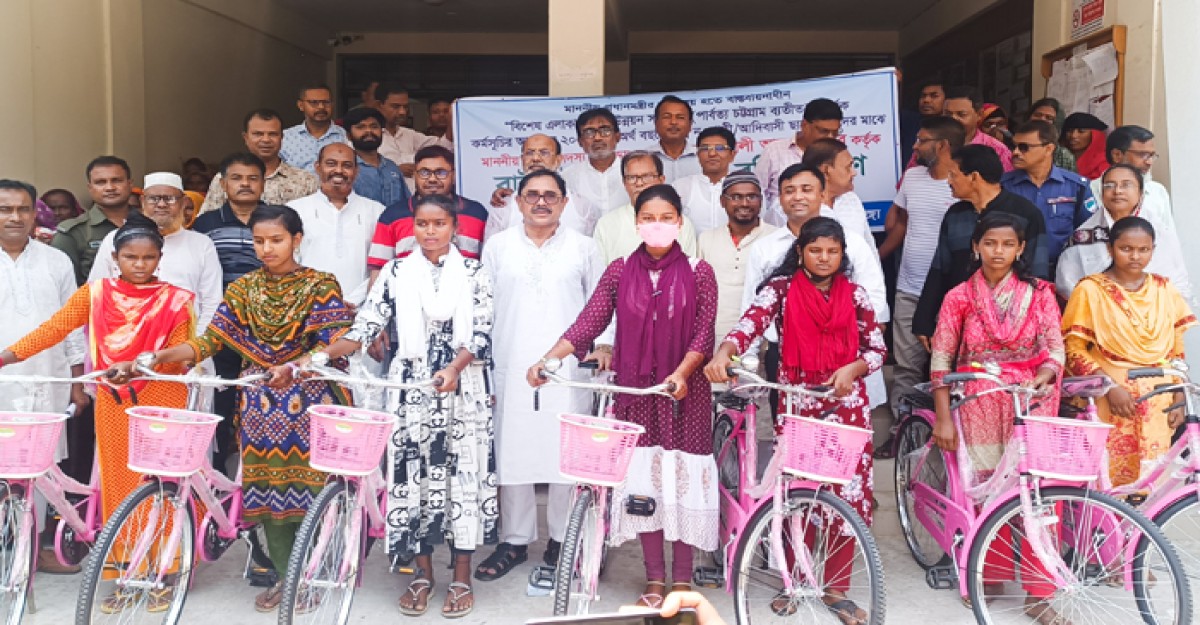 জীবননগরে আশ্রয়নে বসবাসকারীদের ঈদ উপহার বিতরণ করলেন এমপি টগর