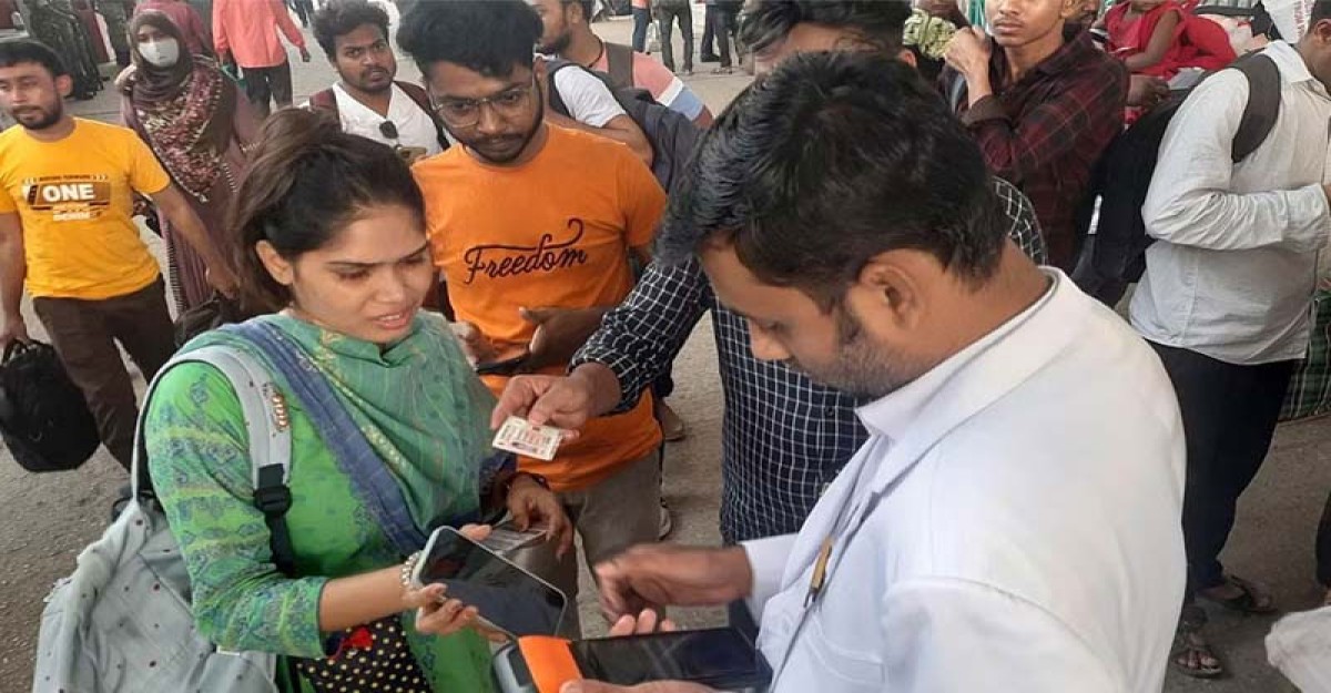 কমলাপুরে যাত্রীদের ভিড়, চলছে কড়া চেকিং