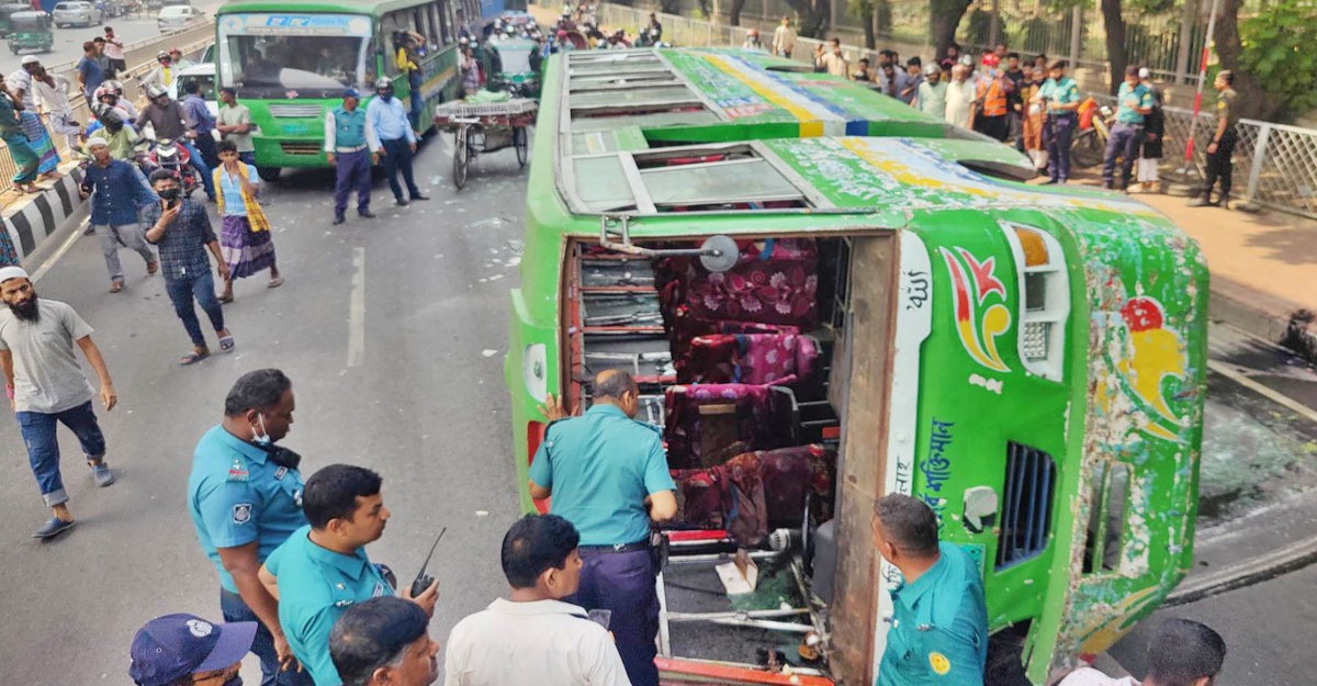 আইল্যান্ডে ধাক্কা খেয়ে উল্টে গেল বাস