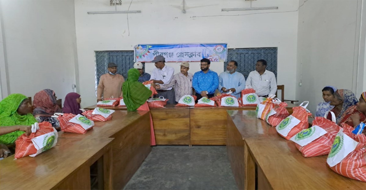 পীরগঞ্জে নিম্ন আয়ের মানুষের মাঝে ঈদ উপহার বিতরণ