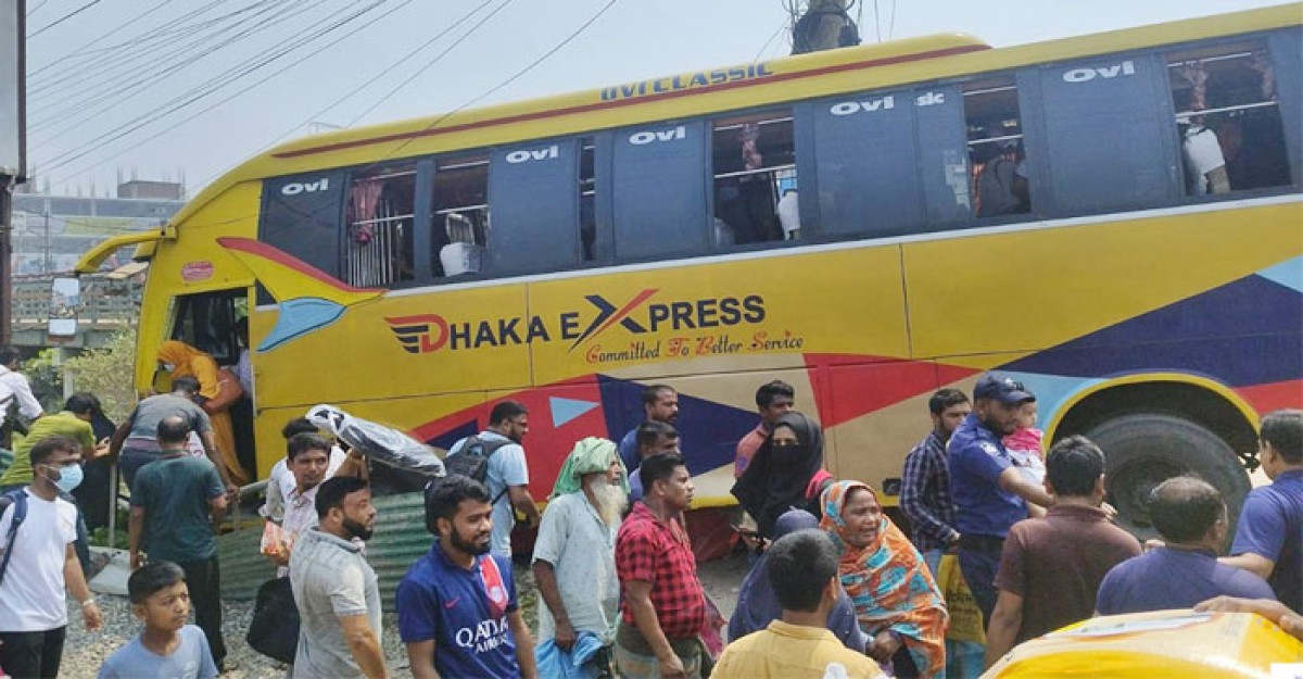 সাভারে ঘরমুখী যাত্রী নিয়ে বাস খাদে