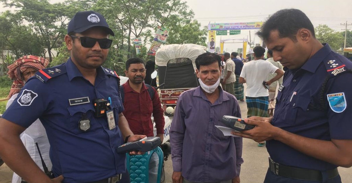পদ্মা সেতুতে দাঁড়িয়ে ছবি তোলায় ২ জনকে ৬ হাজার টকা জরিমানা