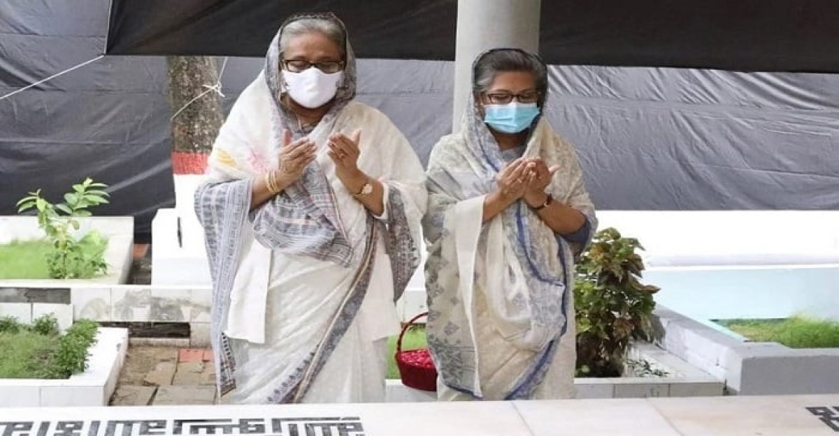 বনানীতে স্বজনদের কবর জিয়ারত করেছেন শেখ হাসিনা