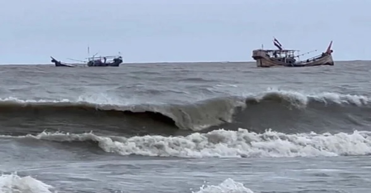 কক্সবাজারে ভেসে আসা ট্রলারে মিললো ১০ মরদেহ