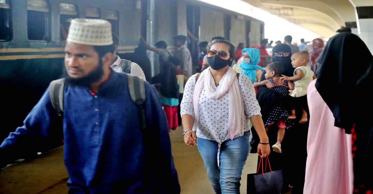 ঈদের ছুটি শেষে রাজধানীতে ফিরছে কর্মজীবী মানুষ
