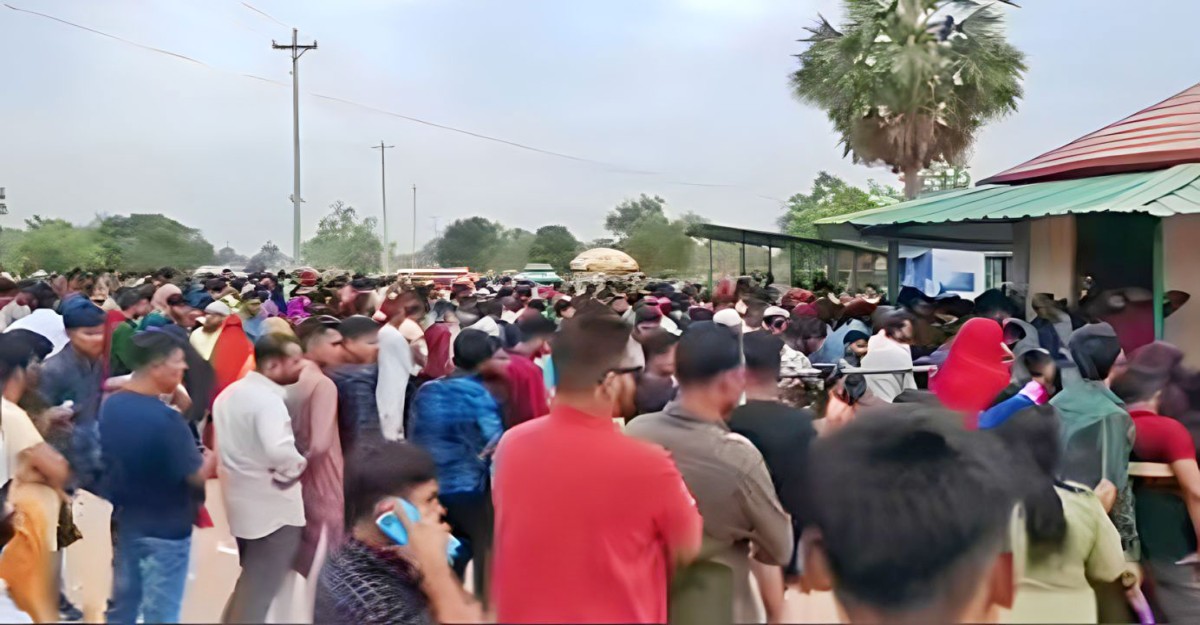 সাফারি পার্কে দর্শনার্থীদের ভিড়, টিকেট বিক্রিতে অনিয়মের অভিযোগ