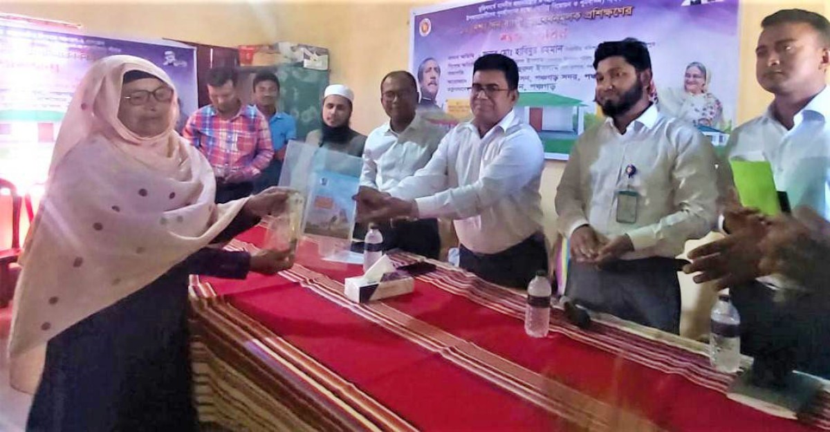 পঞ্চগড়ে আশ্রয়ণ প্রকল্প পরিদর্শনে রংপুর বিভাগীয় কমিশনার