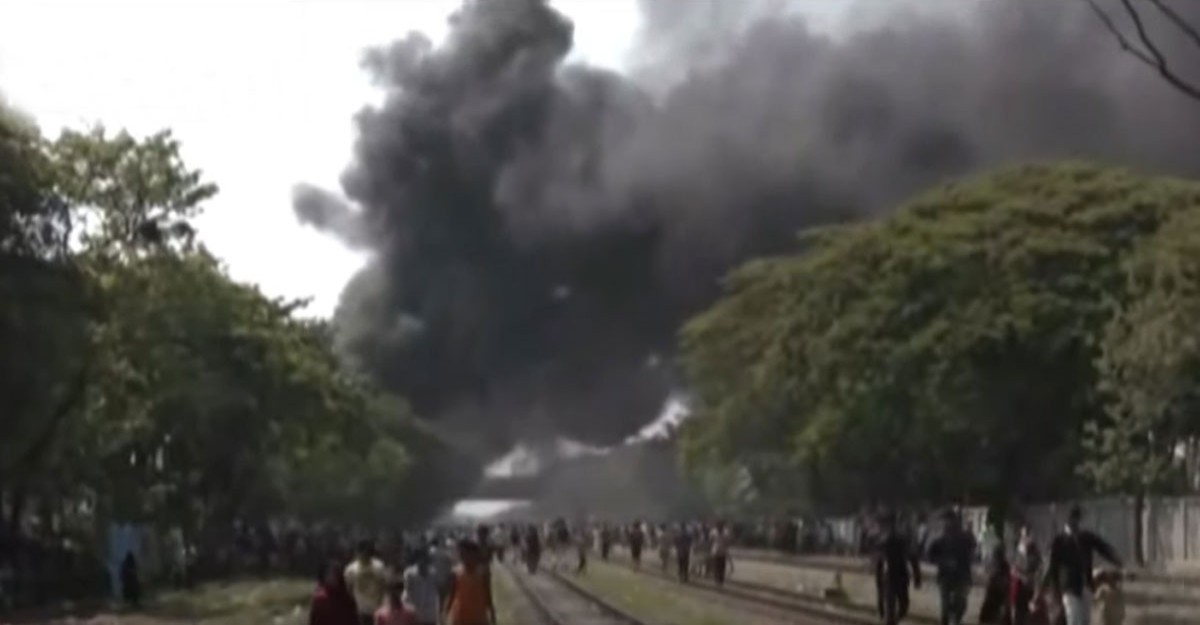 চট্টগ্রামে রেললাইনের পাশে আগুন নিয়ন্ত্রণে ৮ ইউনিট