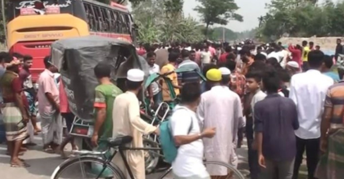 বাস-অটোভ্যানের সংঘর্ষে স্কুলছাত্রীসহ নিহত ৪