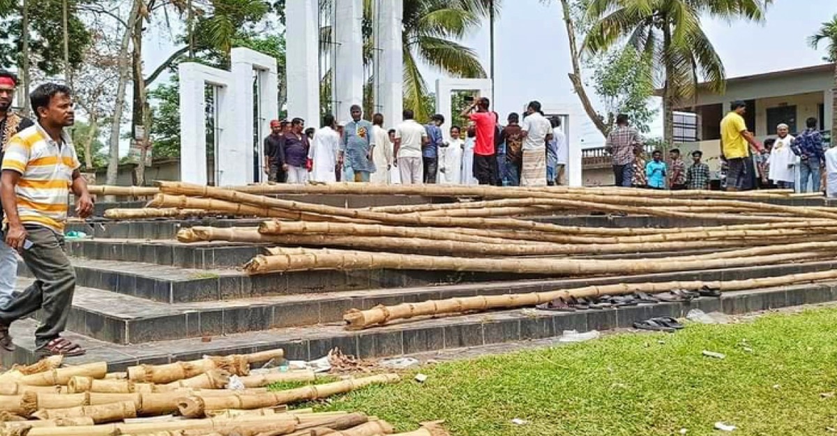 সখীপুরে শহীদ মিনারে বাঁশ রেখে জরিমানা গুণলেন আ'লীগ নেত্রী