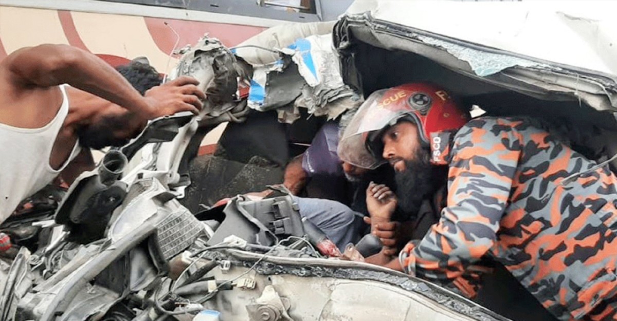 সিরাজগঞ্জে বাস-অ্যাম্বুলেন্স মুখোমুখি সংঘর্ষ, নিহত ৩