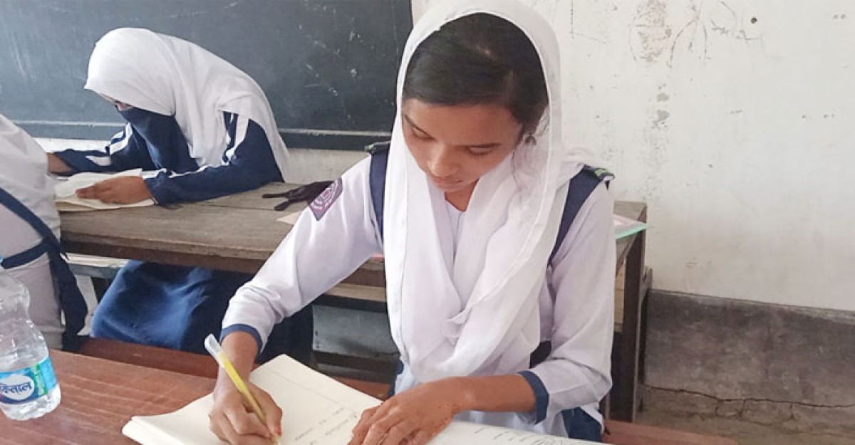 বাবার লাশ মর্গে রেখে পরীক্ষা দিচ্ছেন সানজিদা
