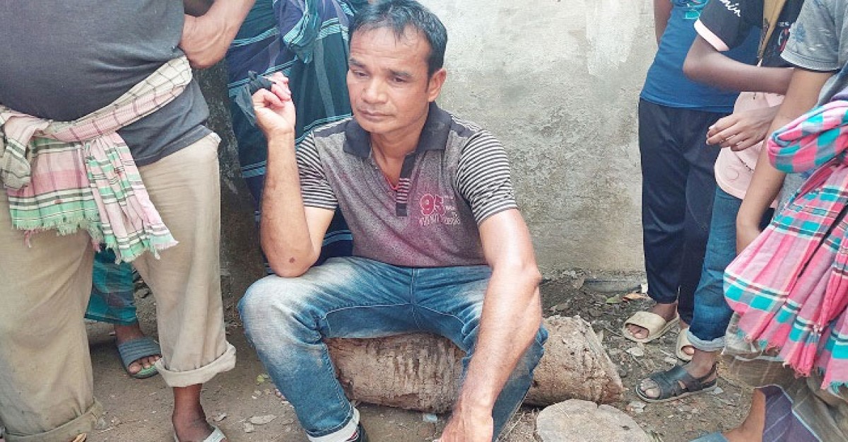 শিক্ষার্থীকে জোরপূর্বক সিঁদুর পরানোর চেষ্টাকালে আটক ১
