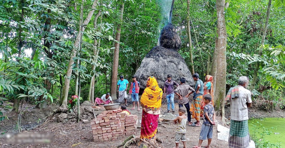 ঝালকাঠিতে কৃষকের খড়ের গাদায় আগুন দিয়েছে দুর্বৃত্তরা