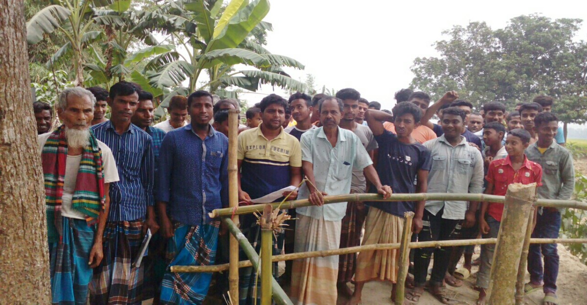 শত বছরের পুরনো রাস্তায় বাঁশের বেড়া, গ্রামবাসীর প্রতিবাদ