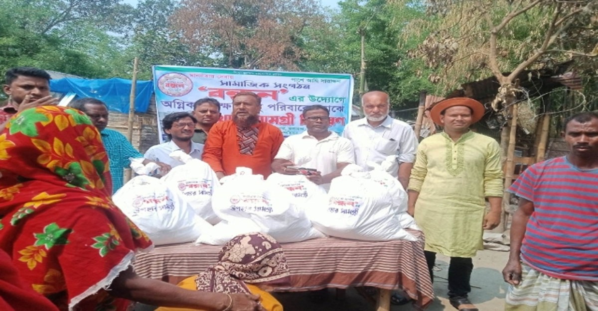 জলঢাকায় অগ্নিকান্ডে ক্ষতিগ্রস্ত পরিবারের পাশে দাড়াল ‘বন্ধন’