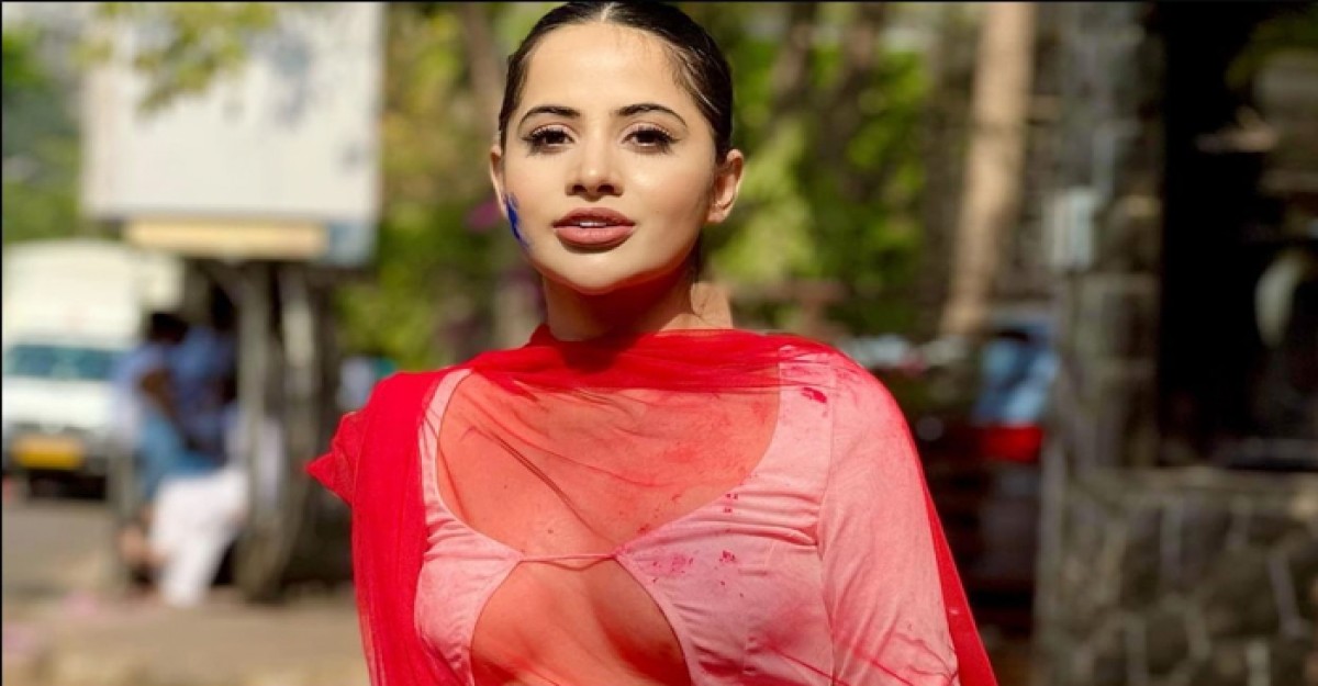 সেলফি তুলতে ভ্ক্তদের কাছে টাকা চাইলেন উরফি