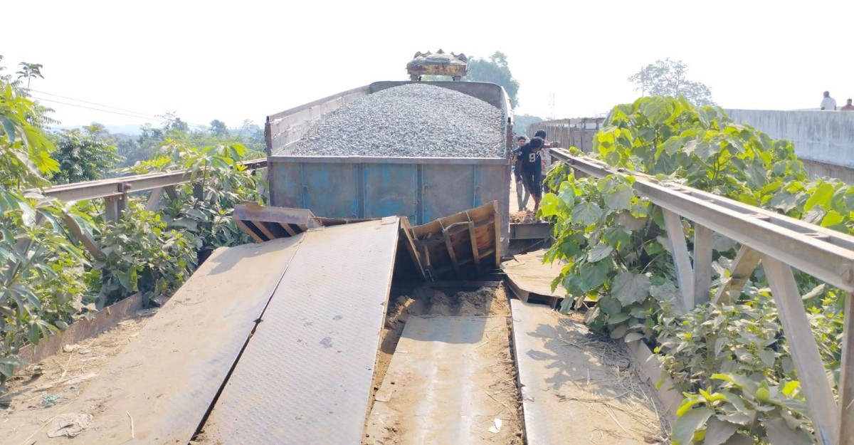 সেতুর পাটাতন ভেঙে যোগাযোগ বিচ্ছিন্ন