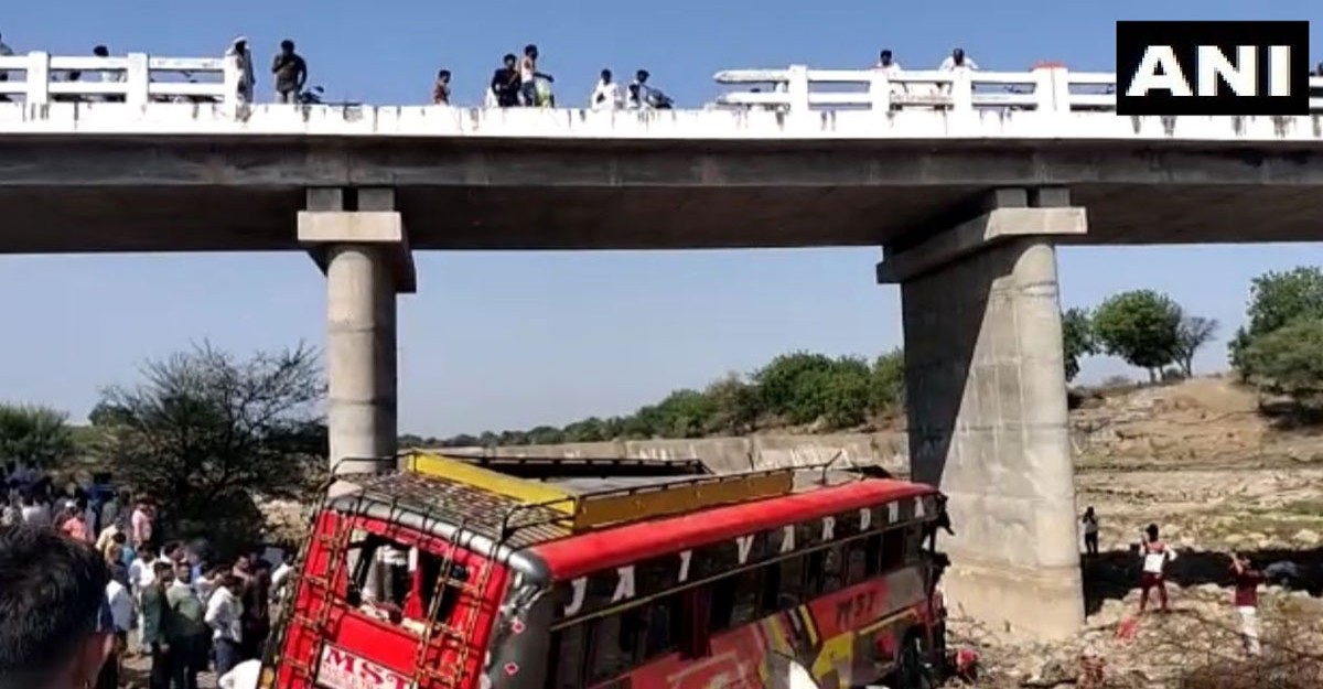 সেতুর রেলিং ভেঙে বাস খাদে, নিহত ১৫