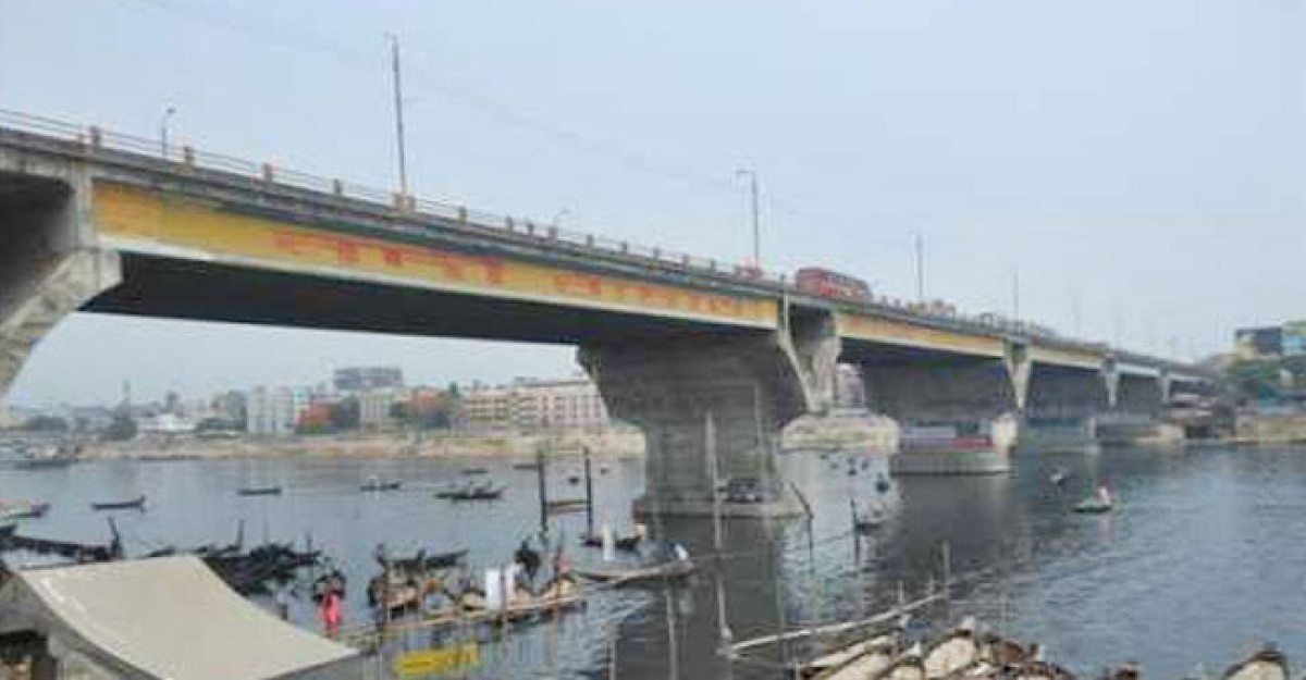 বাবুবাজার ব্রিজে দুর্ঘটনায় প্রাণ গেল যুবকের