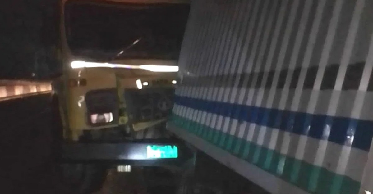 মুন্সিগঞ্জে দাঁড়িয়ে থাকা কাভার্ড ভ্যানকে ট্রাকের ধাক্কা, প্রাণ গেল চালকের