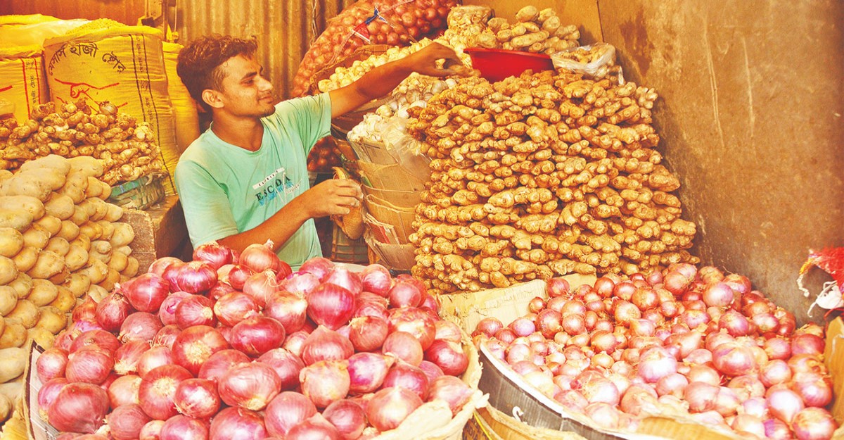বেড়েই চলেছে পেঁয়াজের ঝাঁজ