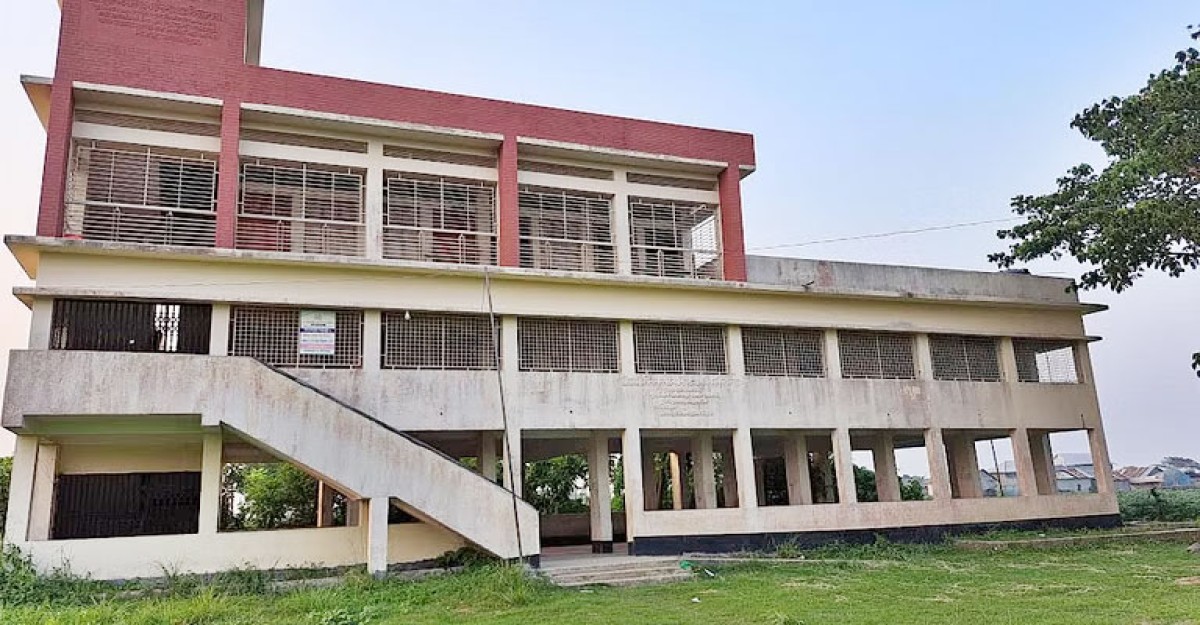 এবার শিক্ষার্থীদের জুতাপেটা করলেন প্রধান শিক্ষক