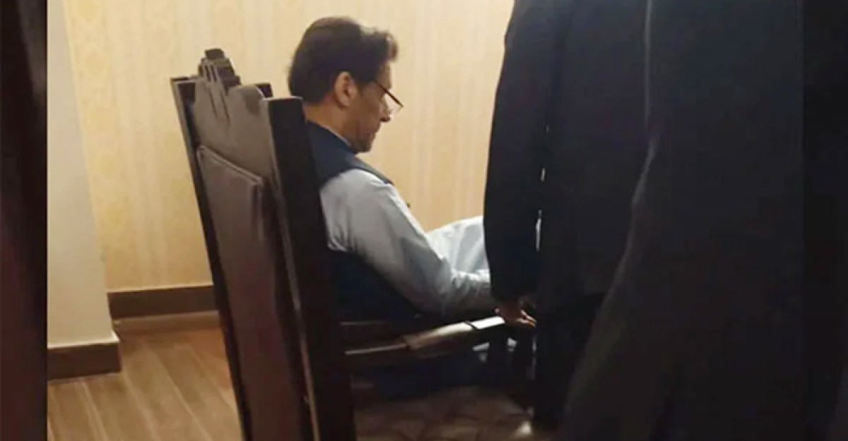 গ্রেফতারের পর প্রকাশ্যে ইমরান খানের প্রথম ছবি