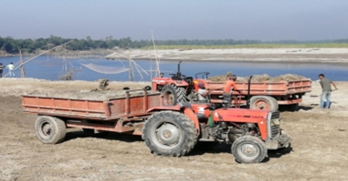 বাবার গাড়ির চাকায় পৃষ্ঠ হয়ে সন্তানের মৃত্যু