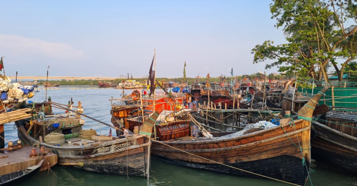 উপকূলে ফিরছে ফিশিং ট্রলার