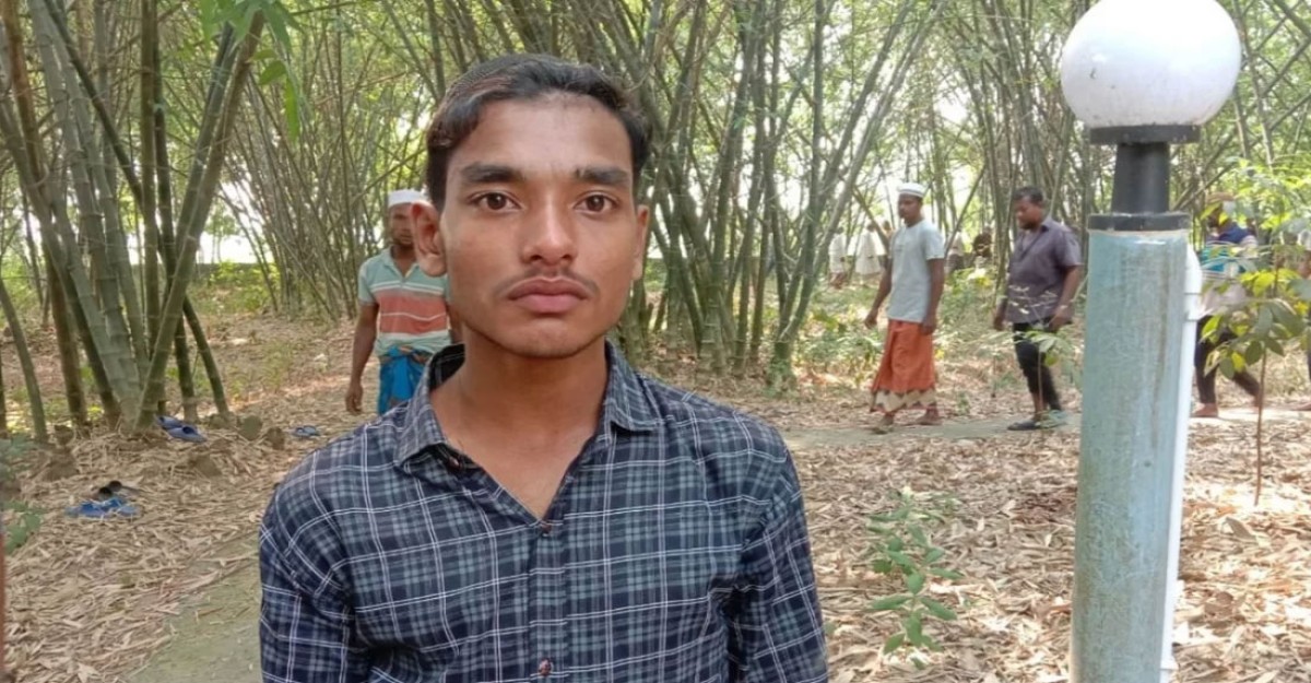 বাবার লাশ দাফন করে পরীক্ষায় বসল সিয়াম
