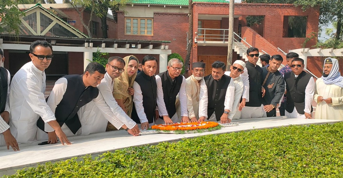 বঙ্গবন্ধুর সমাধিতে সুপ্রিম কোর্ট আইনজীবী সমিতির নেতৃবৃন্দের শ্রদ্ধা