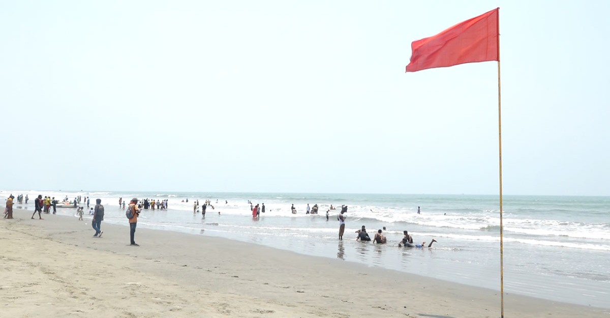 কক্সবাজারের আকাশে মেঘ-বৃষ্টি-রোদের খেলা, সাগরে নামতে নিষেধাজ্ঞা