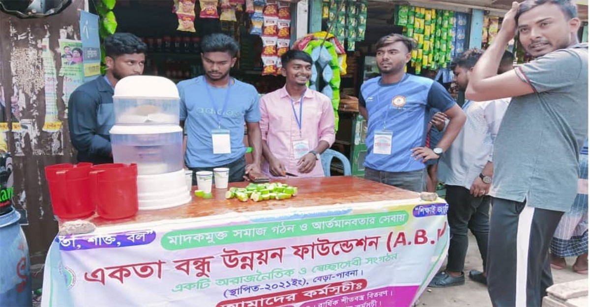 তীব্র গরমে পথচারীদের সেবা প্রদান