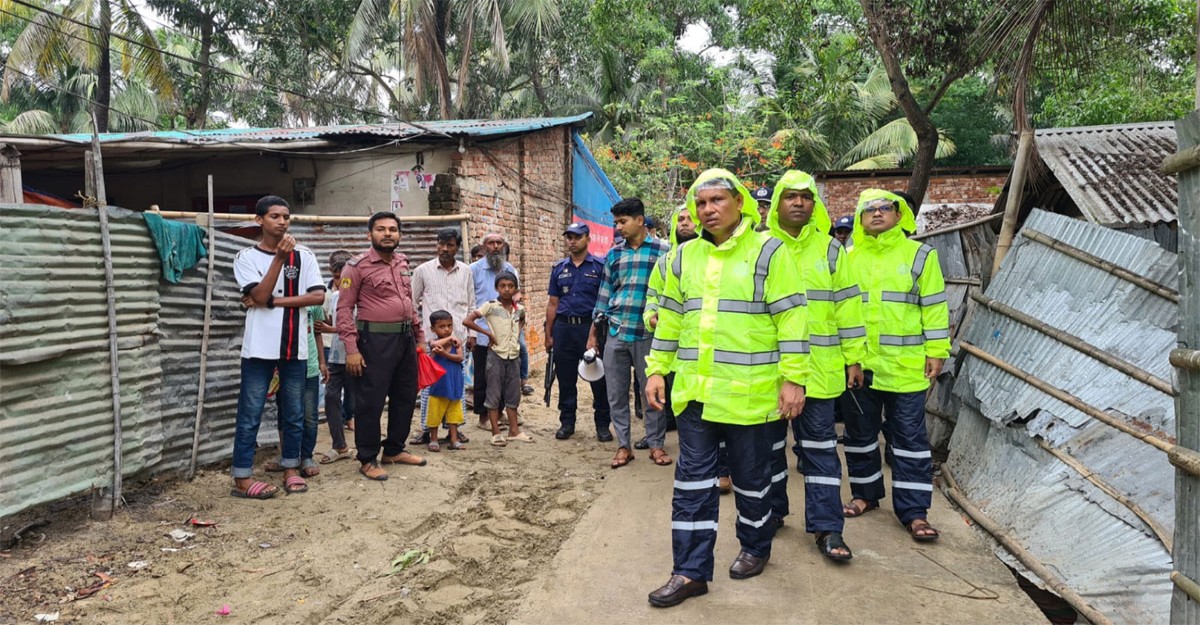 মোখা: ঝুঁকিপূর্ণদের আশ্রয় কেন্দ্রে নিতে কক্সবাজার উপকূলে পুলিশ