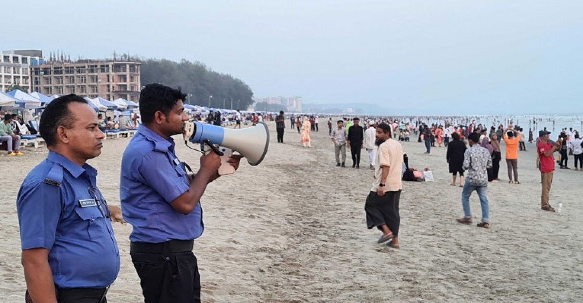 ‘মোখা দেখতে’ সাগরে পর্যটকের ভিড়