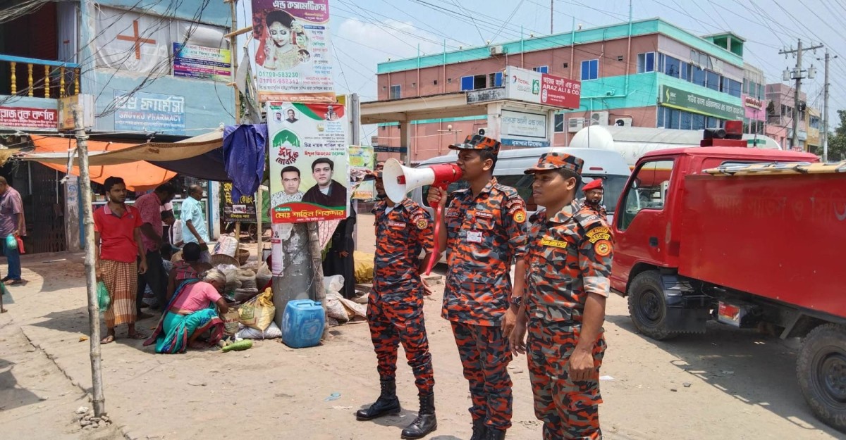 মোখা মোকাবিলায় সকলকে সচেতন করছে ফায়ার সার্ভিস