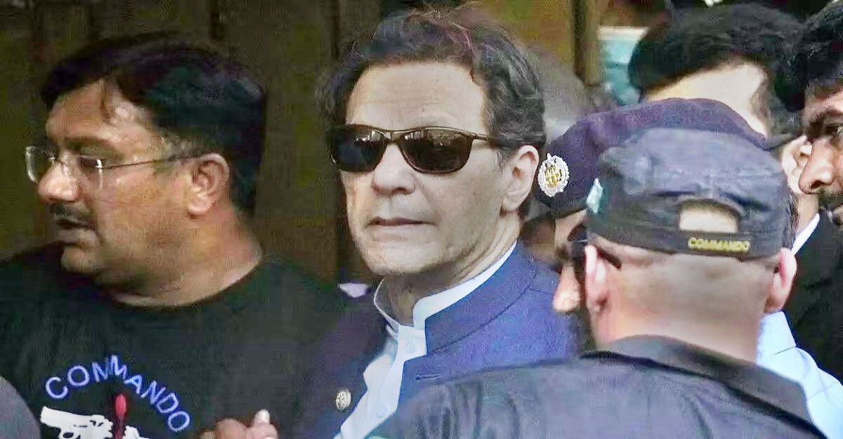 শেষ রক্তবিন্দু পর্যন্ত লড়াই চালিয়ে যাব: ইমরান খান