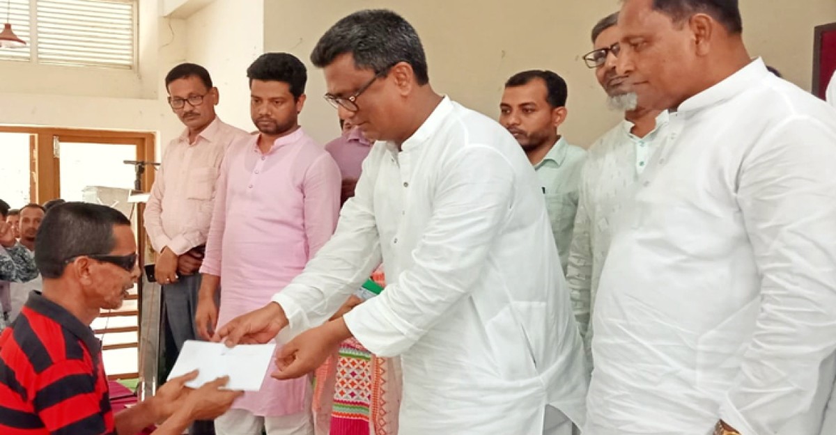 সেই চা বিক্রেতা ধলুকে আর্থিক সহায়তা দিলেন হুইপ স্বপন