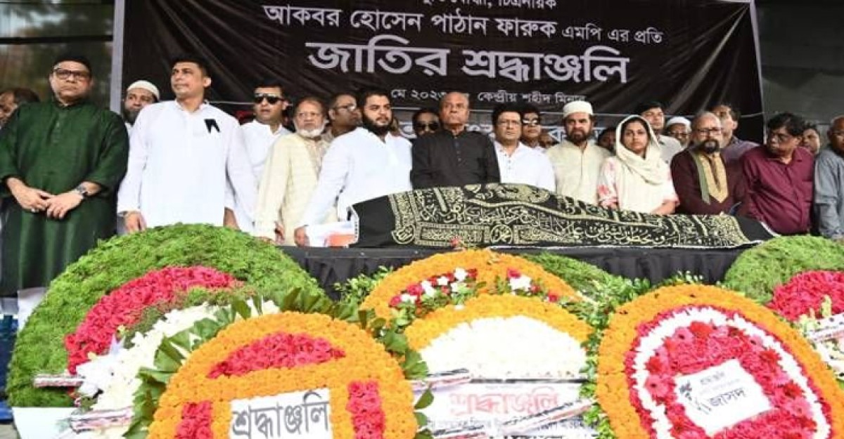 শহীদ মিনারে চিত্রনায়ক ফারুককে শ্রদ্ধা