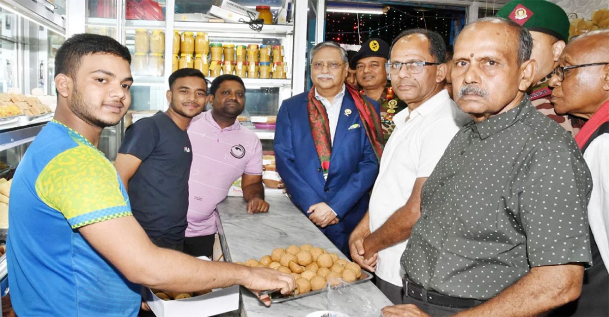 বন্ধুর দোকানে মিষ্টি খেয়েছেন রাষ্ট্রপতি সাহাবুদ্দিন