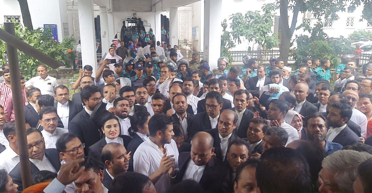 উত্তপ্ত সুপ্রিম কোর্ট প্রাঙ্গণ, ধাওয়া পাল্টা ধাওয়া-ভাঙচুর