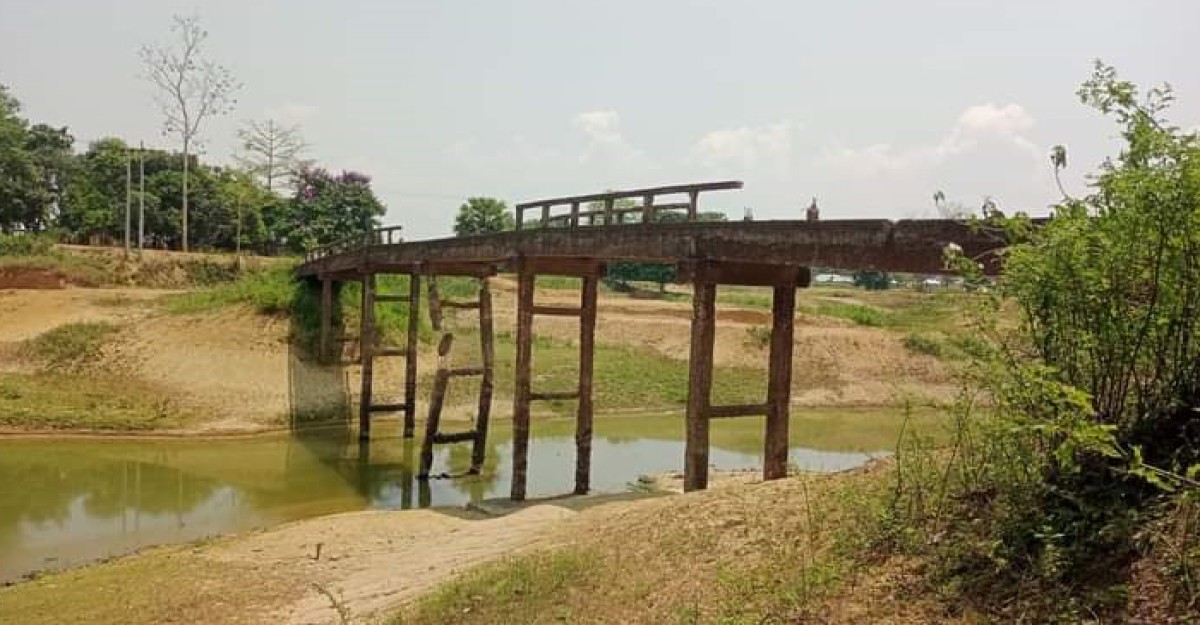 লংগদুতে অকেজো সেতুতে ঝুঁকিপূর্ণভাবে চলাচল